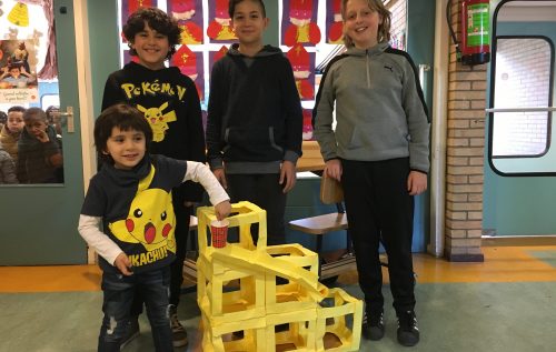 Waalse School Groep 8 maakt constructieve knikkerbaan voor kleutergroep