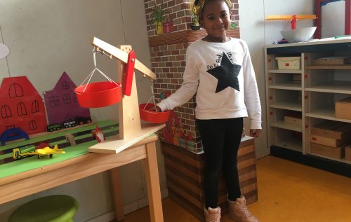 Waalse School Groep 2a leert meten en wegen met kruidnootjes