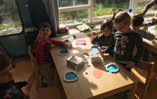 Waalse School Groep 1b leert stevige iglo’s bouwen