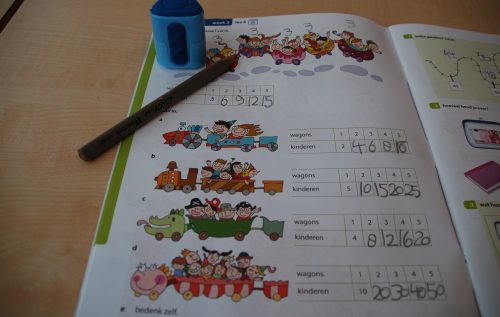Waalse School Groep 3 leert rekenen met tabellen