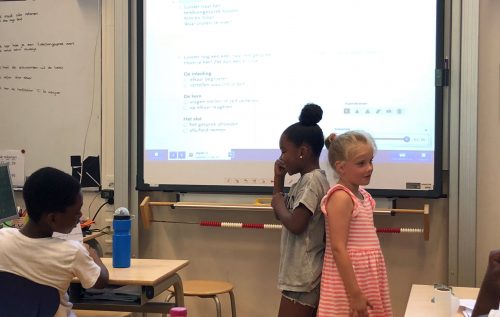 Waalse School Groep 4b leert telefoneren