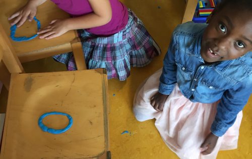 Waalse School Groep 2b leert vormen herkennen en te maken