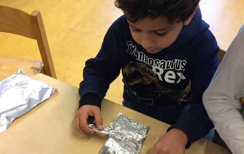 Waalse School Groep 2b leert boten te laten varen en zinken