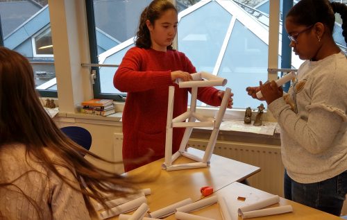 Waalse School Groep 8b bouwt hoge toren tijdens de techniekles