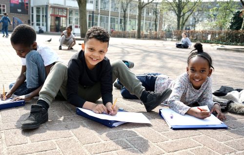Waalse School Groep 4a heeft tekenles op het schoolplein