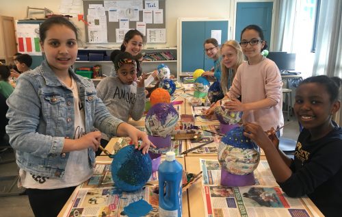 Waalse School Groep 6c maakt kippen van papier maché