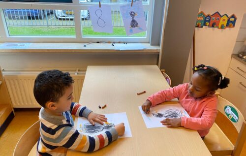 Waalse School Groep 1c leert een pinguïn tekenen
