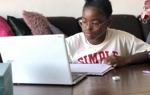 Waalse School Kaylee uit groep 8b leert en werkt thuis