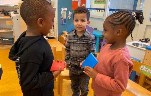 Waalse School Groep 1c leert vormen en kleuren benoemen
