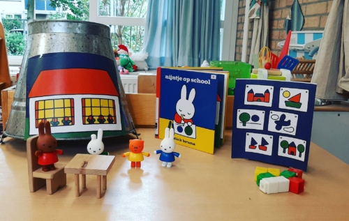 Waalse School Groep 1a speelt een boek na bij de verteltafel
