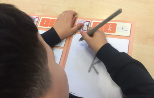 Waalse School Groep 3 leert de letter -k- schrijven