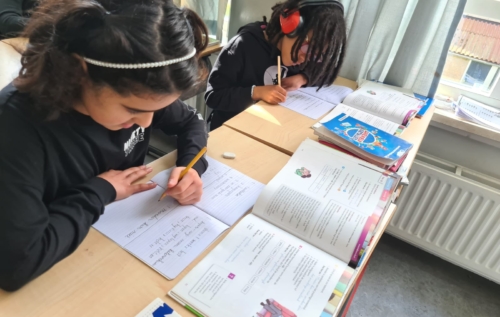 Waalse School Groep 5b leert de betekenis van verschillende achtervoegsels