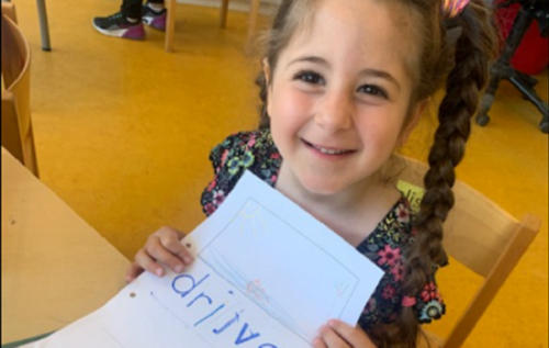 Waalse School Groep 2b leert woorden stempelen