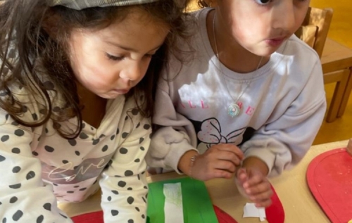 Waalse School Groep 1b leert de rekenbegrippen ‘hoog’ en ‘laag’