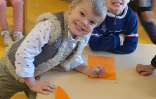 Waalse School Groep 2b leert om verschillende soorten driehoeken te herkennen