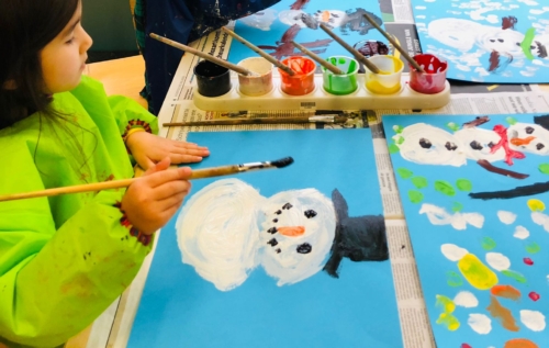 Waalse School Groep 1c leert sneeuwpoppen verven