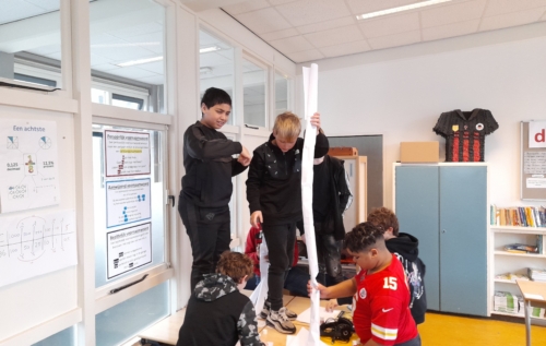Waalse School Groep 8c leert een hoge en stabiele toren van papier maken