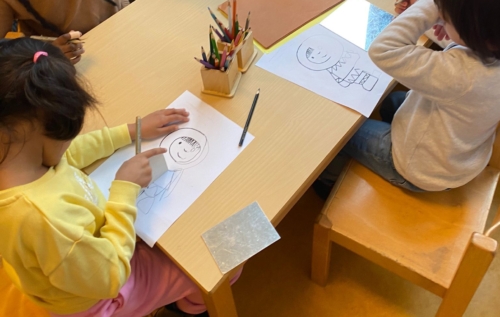 Waalse School Groep 2c leert spiegelend tekenen