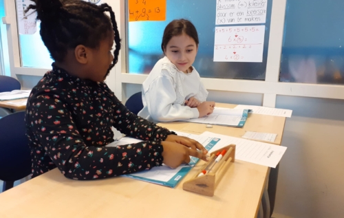 Waalse School Groep 4c leert optellen en aftrekken over het tiental