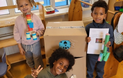 Waalse School Groep 2b leert een raket bouwen en versieren