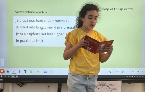 Waalse School Groep 4b leert duidelijk en hardop voorlezen voor de klas