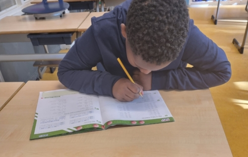 Waalse School Groep 6c leert een grote som uitrekenen