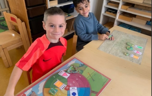 Waalse School Groep 2a leert vormen maken van klei