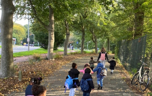 Waalse School Groep 1 op zoek naar de herfst