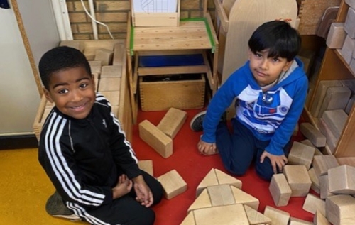 Waalse School Groep 1b leert een kerstboom nabouwen