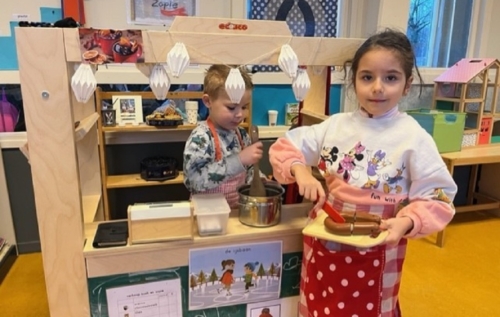 Waalse School Groep 2a leert verschillende rollen aannemen in de themahoek