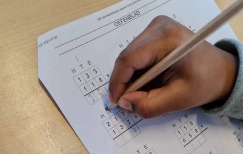 Waalse School Groep 6a leert kolomsgewijs optellen