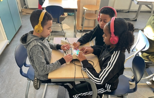 Waalse School Groep 5 en 6 leert muziek maken