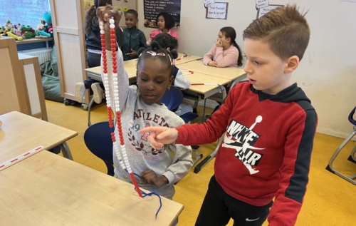 Waalse School Groep 3c leert hoeveelheden op de kralenketting plaatsen en aflezen