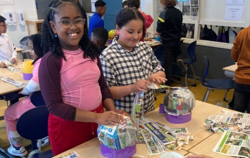 Waalse School Groep 7b leert een kip maken van papier-maché