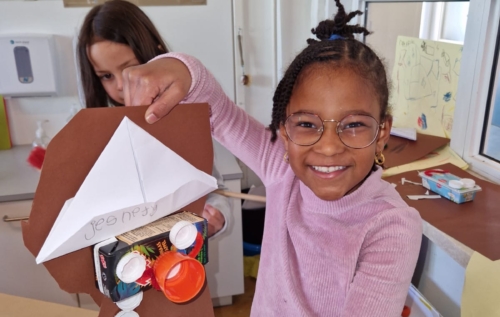 Waalse School Groep 2b leert een hoedje vouwen van papier