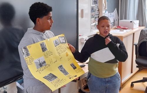 Waalse School Groep 8b leert een muurkrant maken