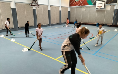 Waalse School Groep 5b leert over hockey