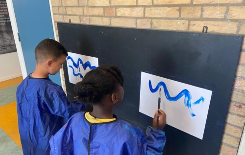 Waalse School Groep 1a leert golvende lijnen maken met verf