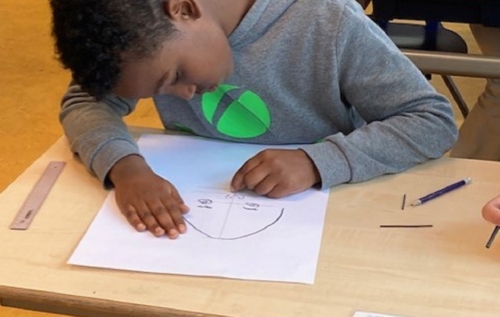 Waalse School Groep 7b leert een portrettekening maken met houtskool