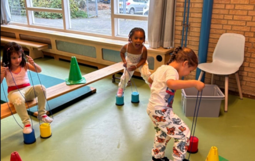 Waalse School Groep 1b leert op klossen lopen