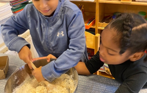 Waalse School Groep 2b leert deeg maken