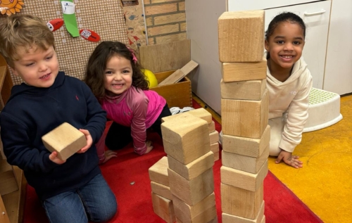 Waalse School Groep 1a bouwt torens van laag naar hoog
