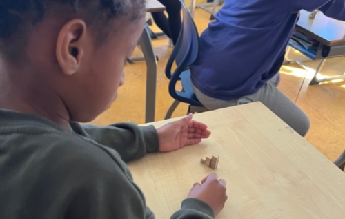 Waalse School Groep 3a leert een plattegrond maken en herkennen bij een blokkenbouwsel