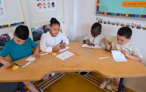 Waalse School Groep 2a leert ansichtkaarten maken